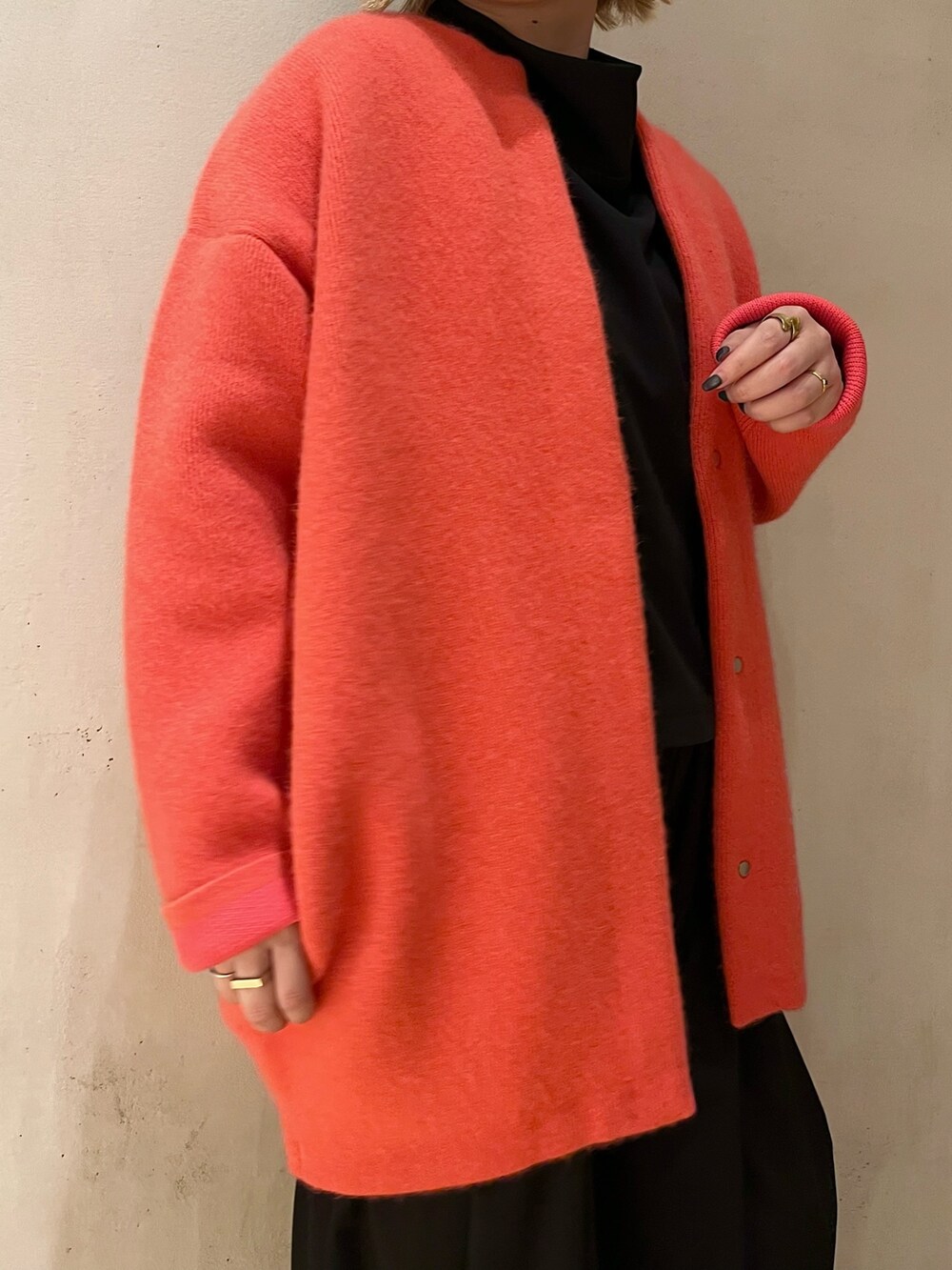 ピンク系のノーカラージャケット、ブラック系のTシャツ/カットソー、ブラック系のその他パンツを着用したレディースの夏コーディネートの7枚目の写真