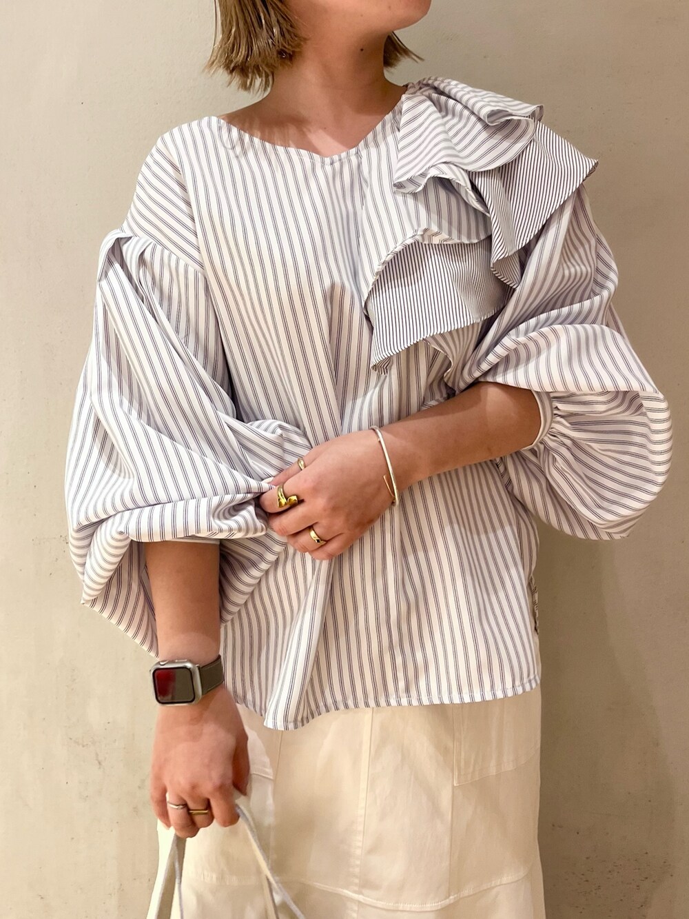 ホワイト系のスニーカー、その他のシャツ/ブラウス、ホワイト系のスカートを着用したレディースの冬コーディネートの4枚目の写真