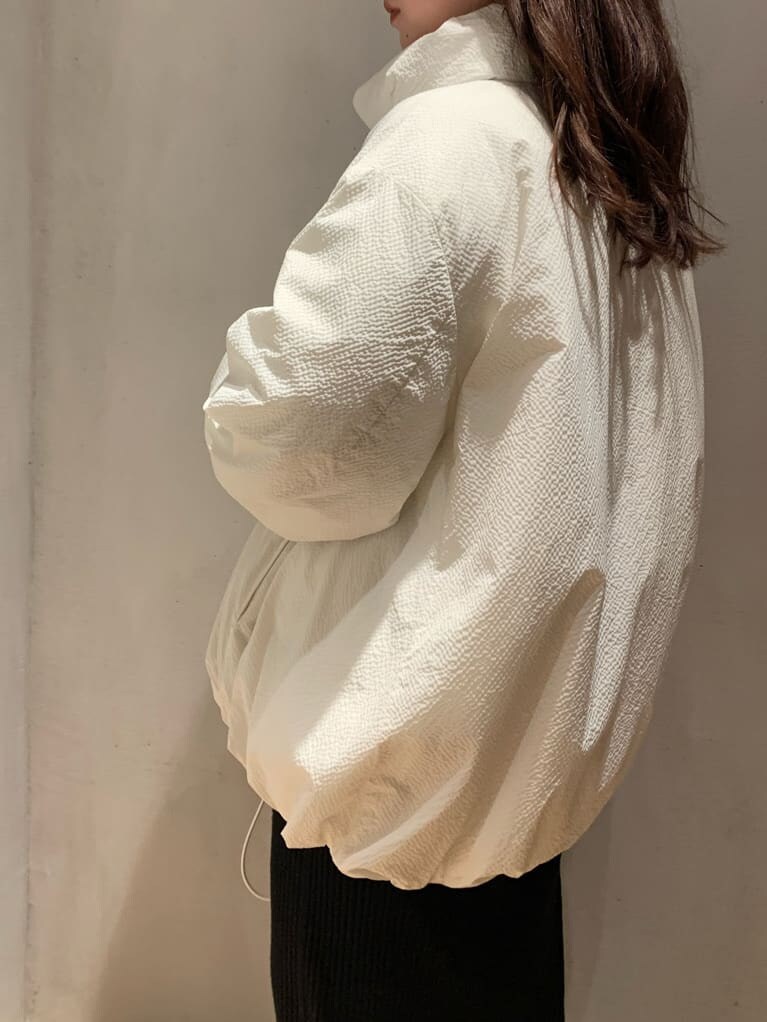 ブラック系のワンピース、ホワイト系のその他アウターを着用したレディースの秋コーディネートの5枚目の写真