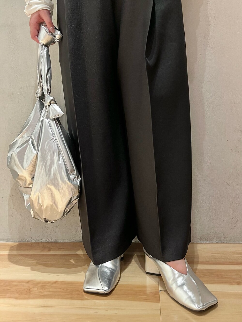 ブラック系のつなぎ/オールインワン、ホワイト系のTシャツ/カットソー、シルバー系のショルダーバッグを着用したレディースの冬コーディネートの7枚目の写真