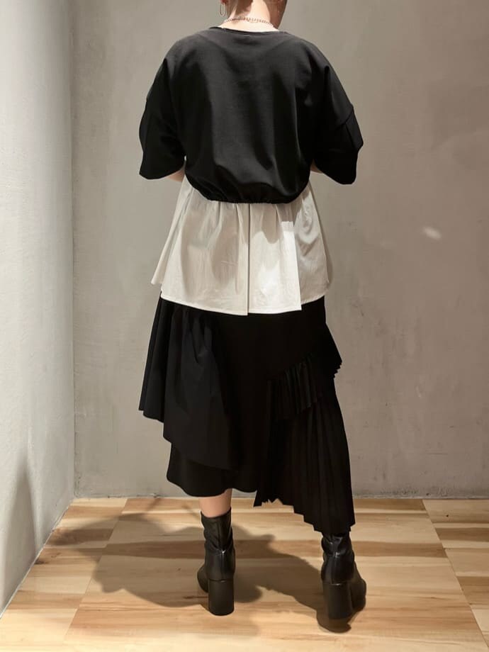 ブラック系のシャツ/ブラウス、ブラック系のスカートを着用したレディースの夏コーディネートの4枚目の写真