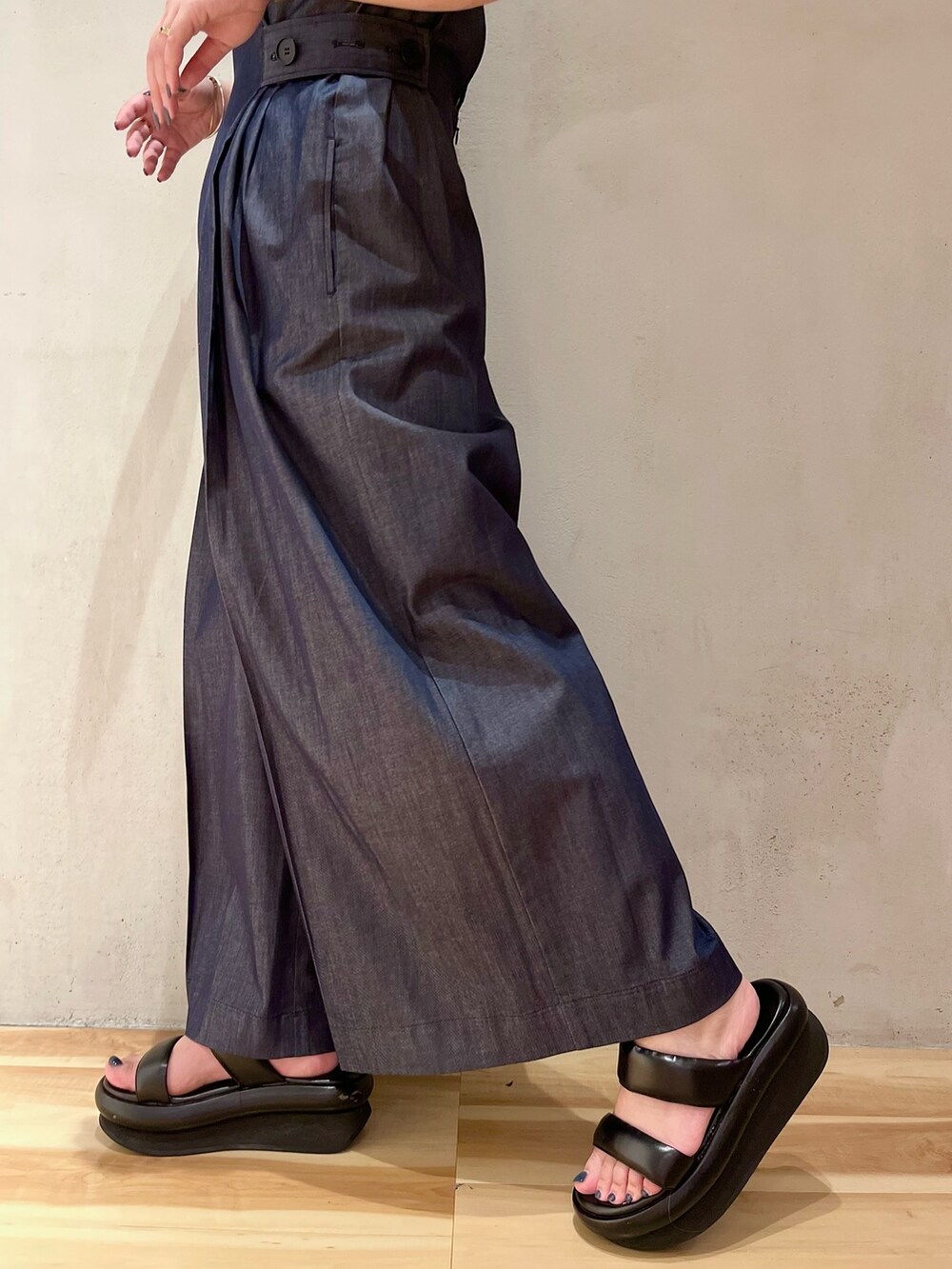 グリーン系のタンクトップ、ブルー系のつなぎ/オールインワン、ブラック系のサンダルを着用したレディースの夏コーディネートの8枚目の写真