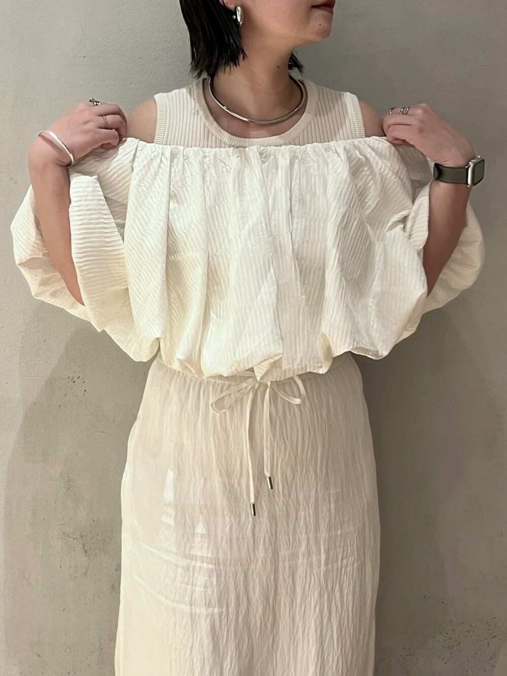 ホワイト系のシャツ/ブラウス、ホワイト系のスカートを着用したレディースの夏コーディネートの4枚目の写真