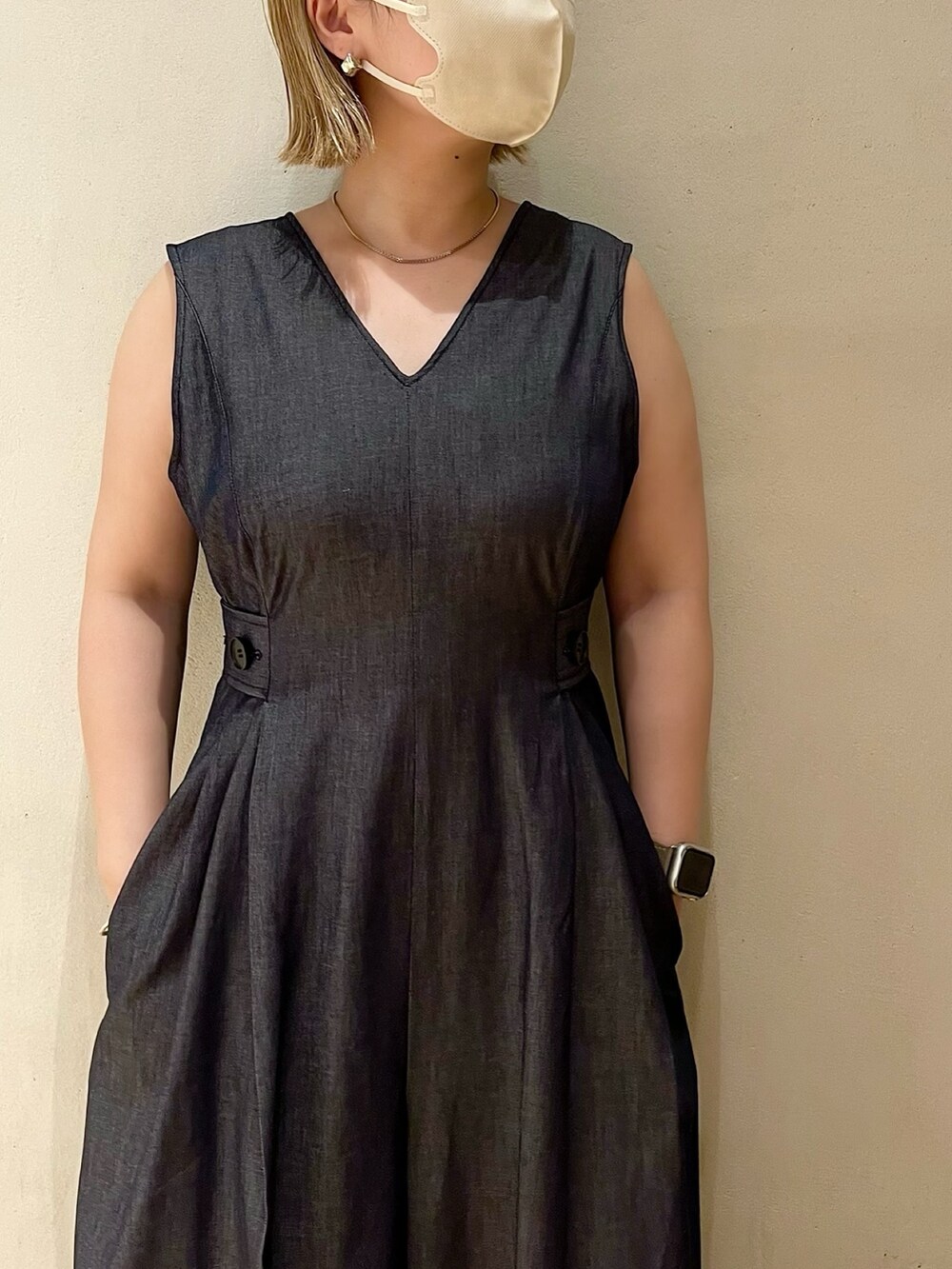 グリーン系のタンクトップ、ブルー系のつなぎ/オールインワン、ブラック系のサンダルを着用したレディースの夏コーディネートの4枚目の写真