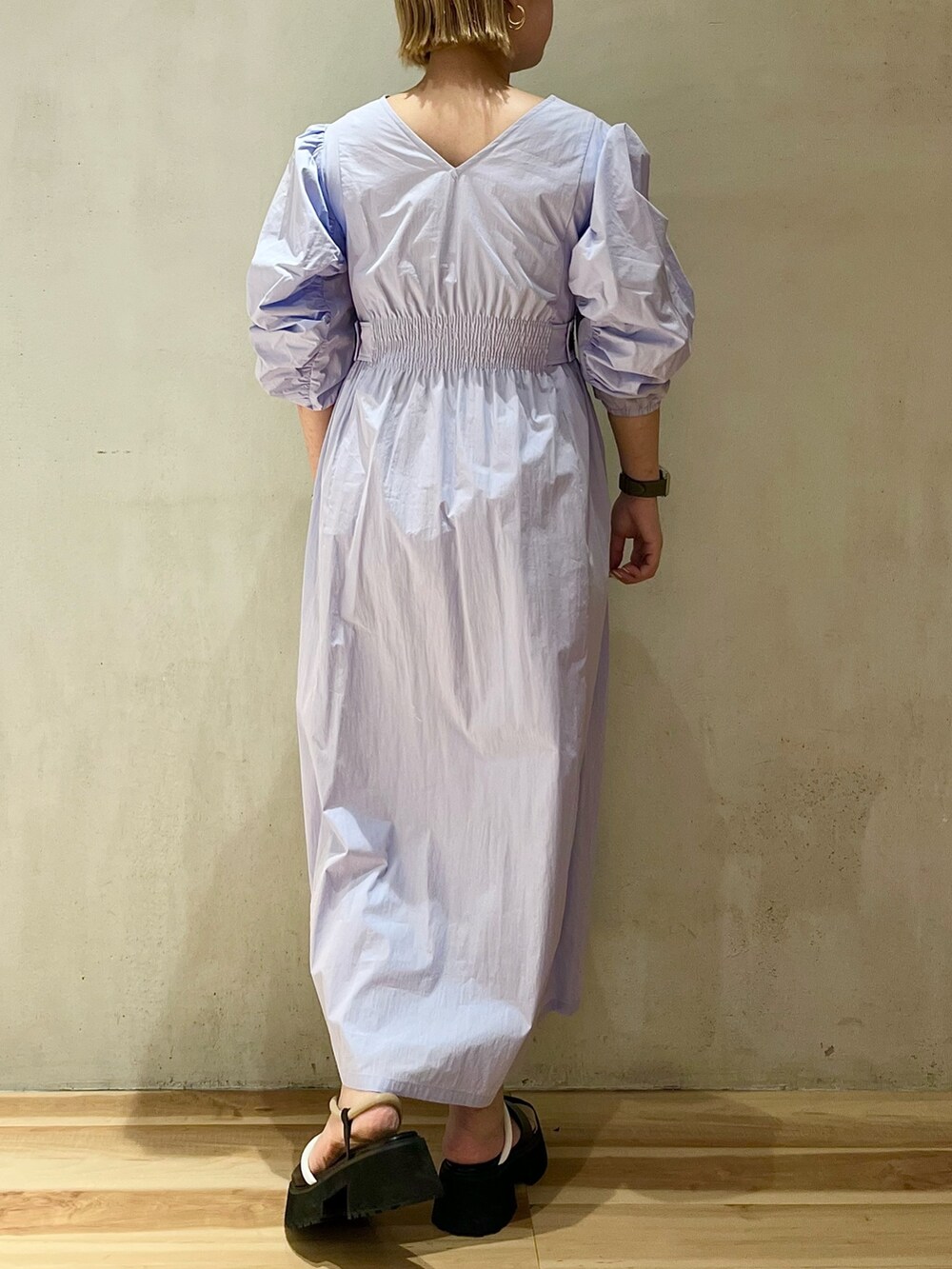 その他のサンダル、ブルー系のワンピースを着用したレディースの春コーディネートの3枚目の写真