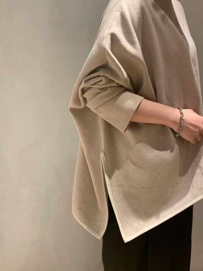 ブラック系のショルダーバッグ、ブラック系のその他パンツ、ベージュ系のニット/セーターを着用したレディースの秋コーディネートの5枚目の写真