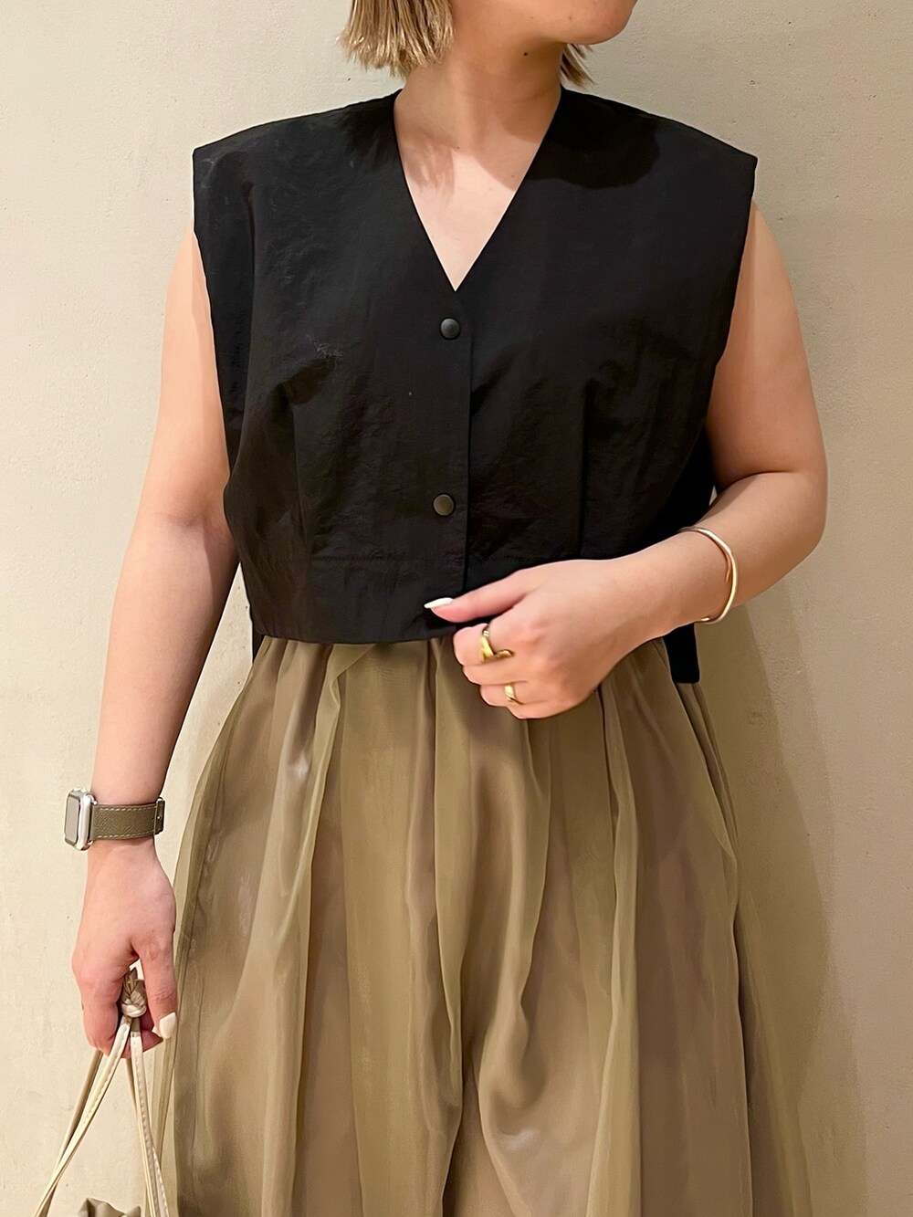 ブラック系のシャツ/ブラウス、ブラウン系のスカート、その他のサンダルを着用したレディースの冬コーディネートの4枚目の写真