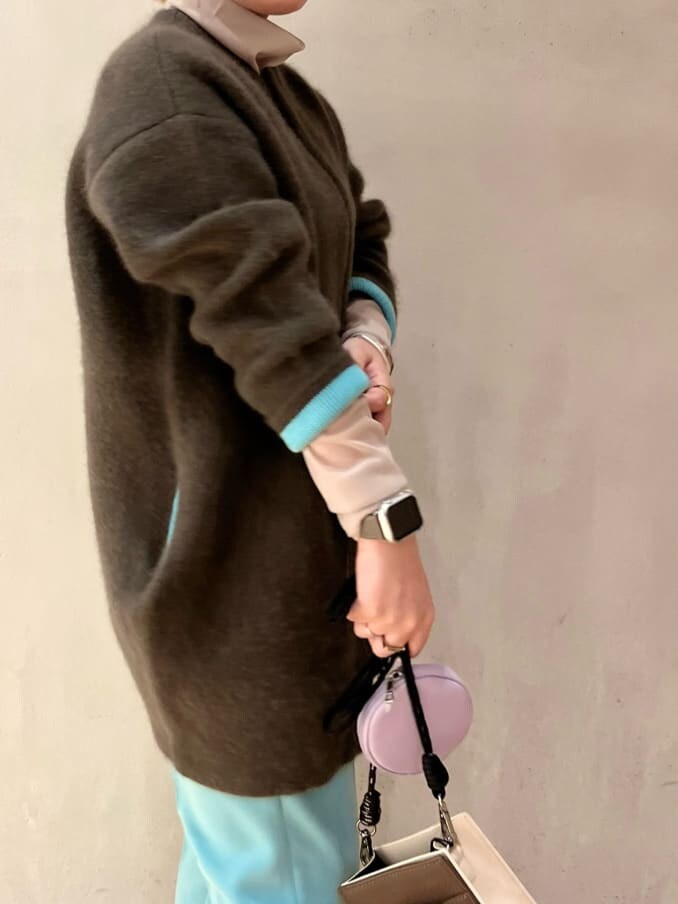 ブルー系のその他パンツ、ベージュ系のショルダーバッグ、ベージュ系のその他アウターを着用したレディースの秋コーディネートの5枚目の写真