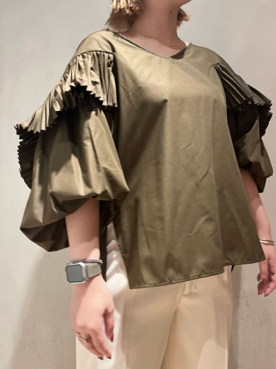 ブラウン系のシャツ/ブラウス、ブラック系のサンダル、ホワイト系のその他パンツを着用したレディースの夏コーディネートの5枚目の写真