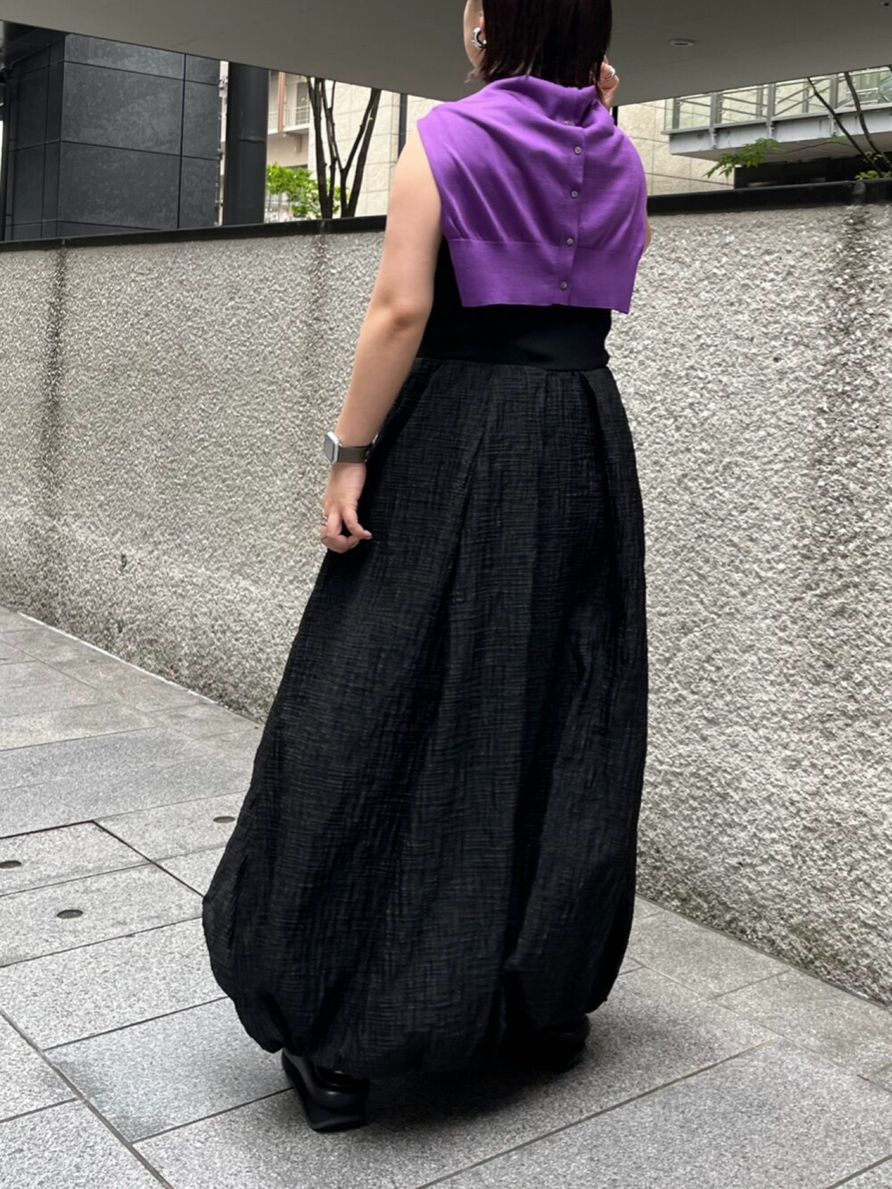 パープル系のカーディガン/ボレロ、ブラック系のサンダル、ブラック系のワンピースを着用したレディースの夏コーディネートの4枚目の写真