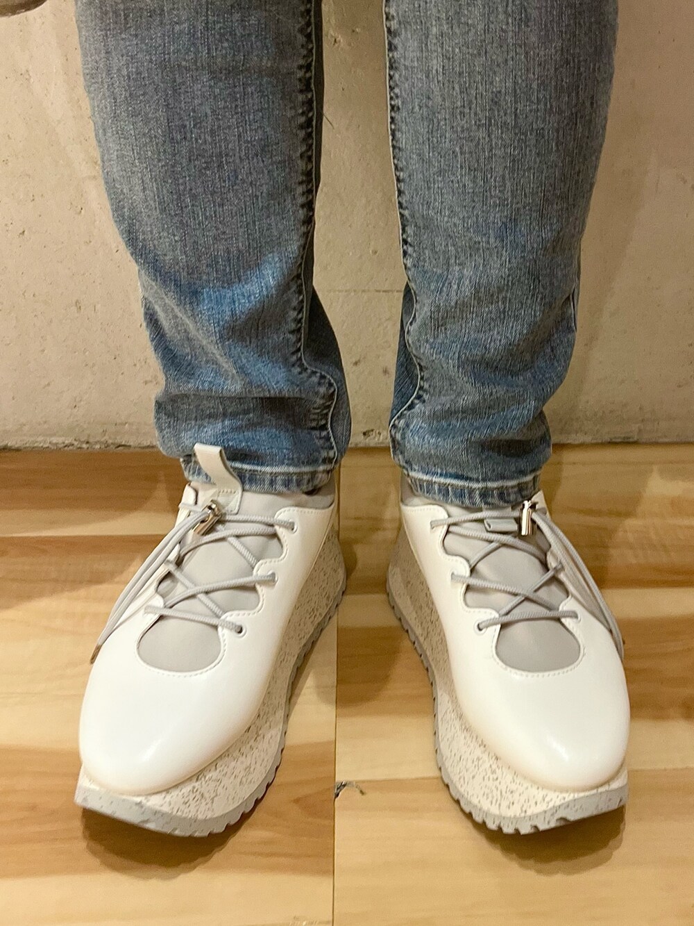 ブラック系のテーラードジャケット、ホワイト系のシャツ/ブラウス、ブルー系のデニムパンツを着用したレディースの冬コーディネートの10枚目の写真