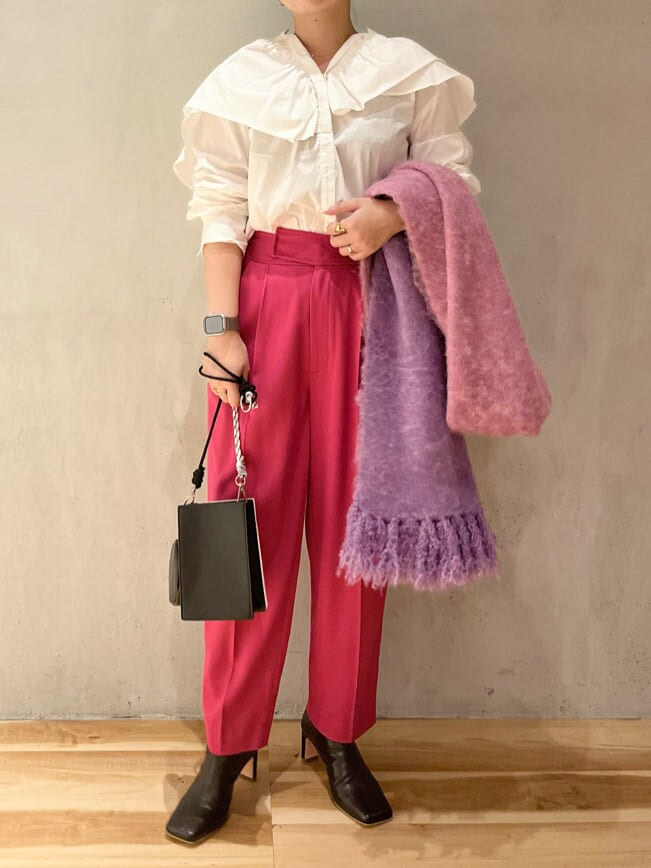 ホワイト系のショルダーバッグ、ブラック系のブーツ、ホワイト系のシャツ/ブラウスを着用したレディースの秋コーディネートの2枚目の写真