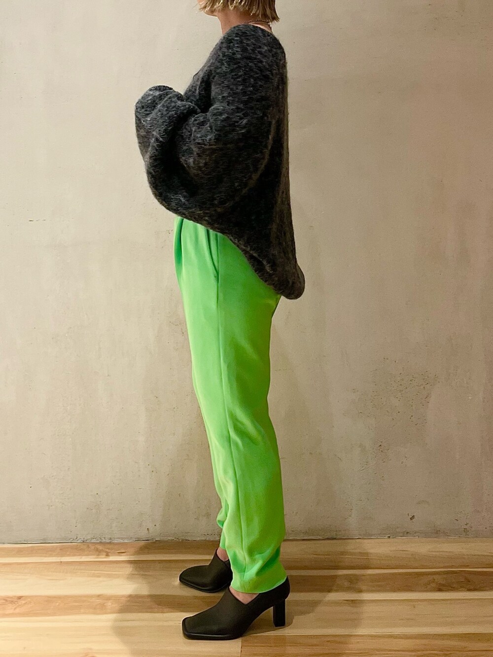 ベージュ系のその他アウター、グレー系のカーディガン/ボレロ、ブラック系のパンプスを着用したレディースの夏コーディネートの7枚目の写真