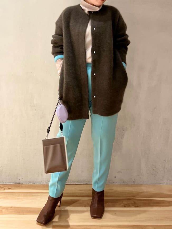 ブルー系のその他パンツ、ベージュ系のショルダーバッグ、ベージュ系のその他アウターを着用したレディースの秋コーディネートの3枚目の写真