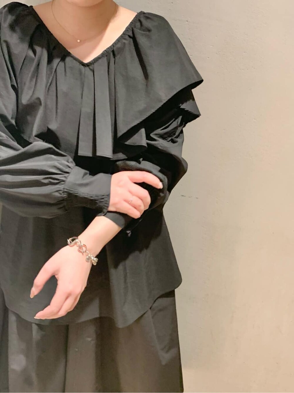 ブルー系のスニーカー、ブラック系のシャツ/ブラウス、ブラック系のスカートを着用したレディースの冬コーディネートの6枚目の写真