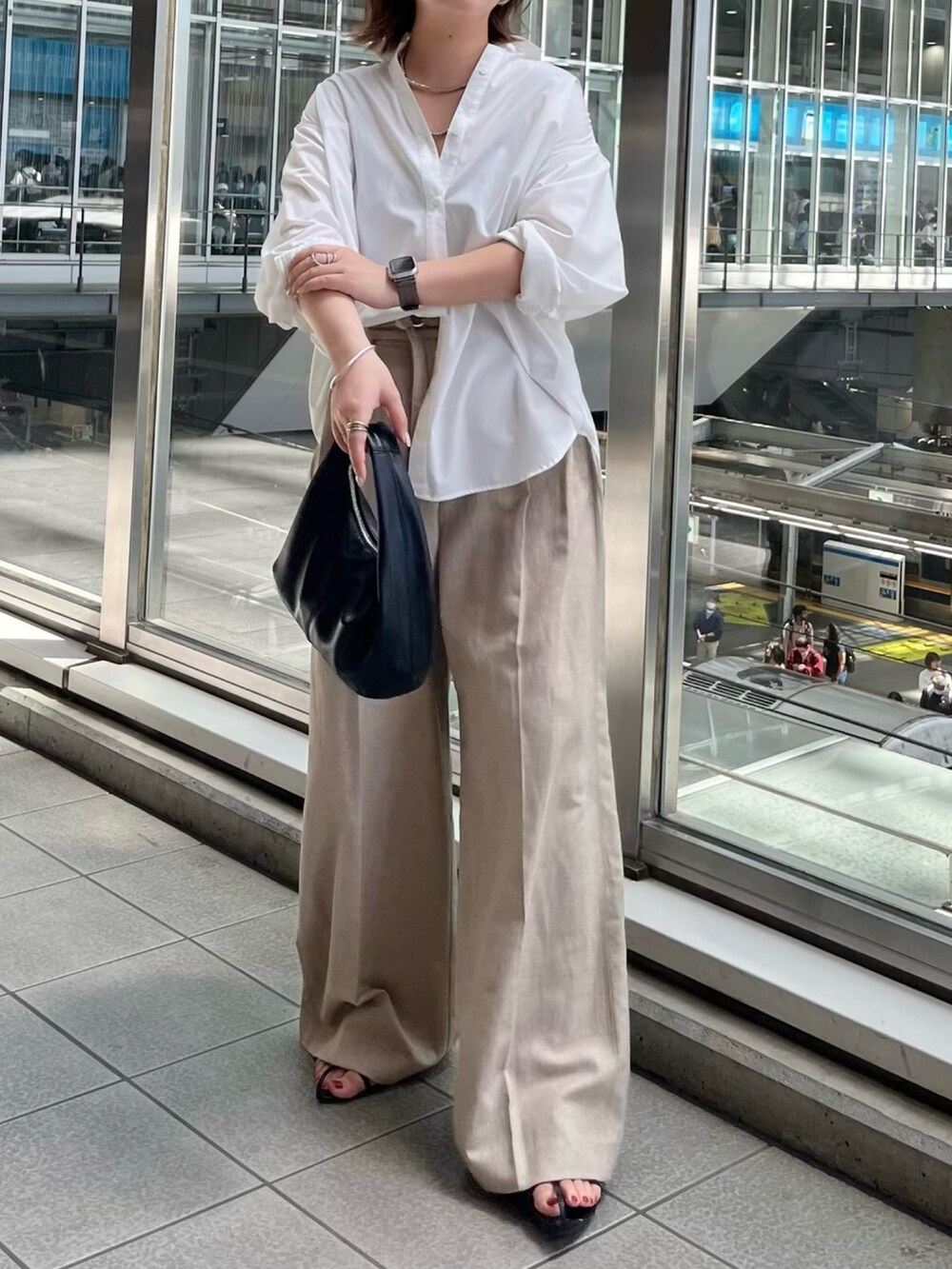 ホワイト系のシャツ/ブラウス、ベージュ系のその他パンツを着用したレディースの春コーディネートの3枚目の写真