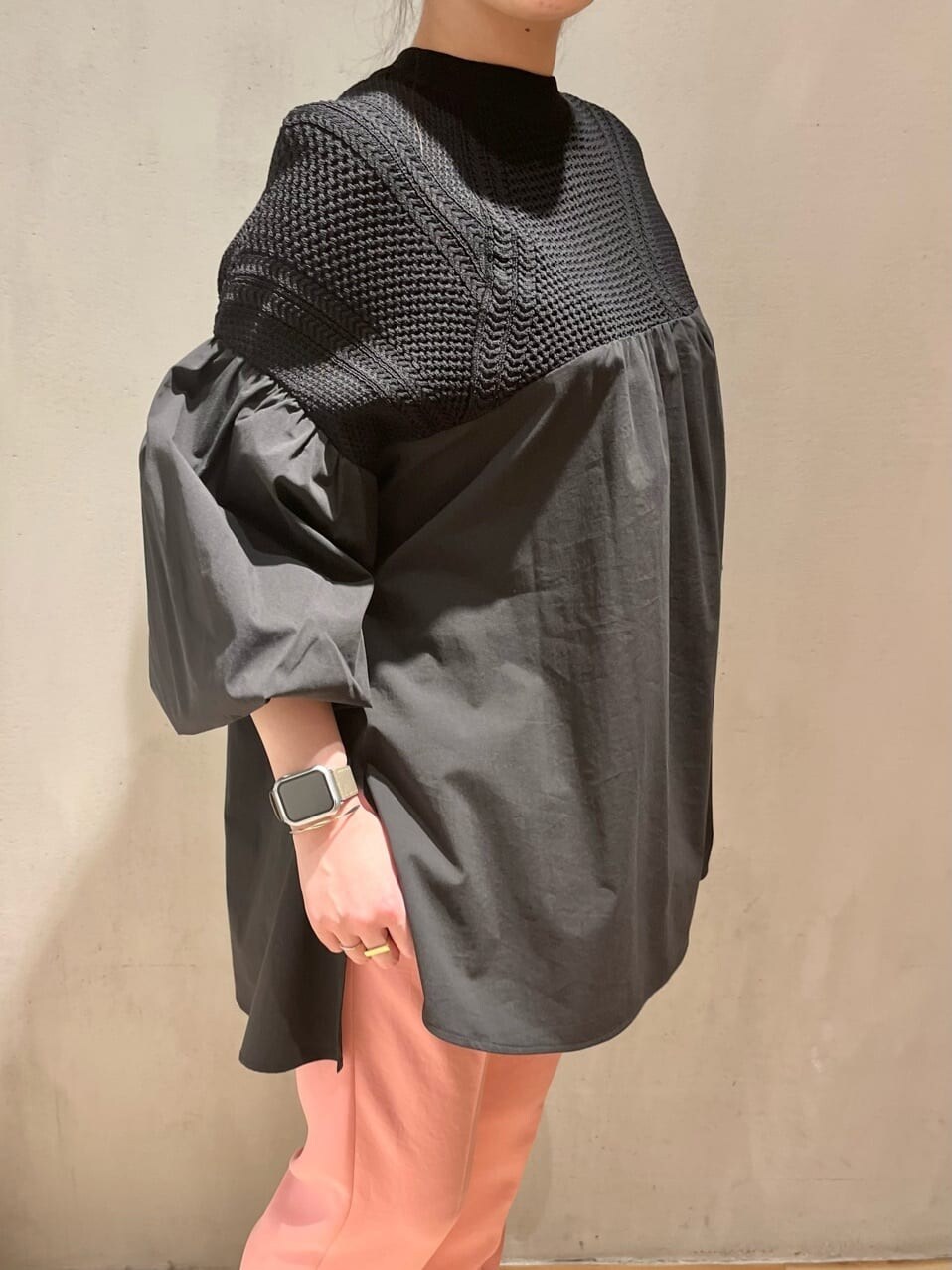 ブラック系のシャツ/ブラウス、レッド系のその他パンツ、ブラック系のサンダルを着用したレディースの春コーディネートの5枚目の写真