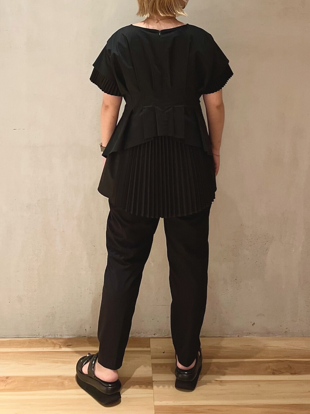 ブラック系のサンダル、ブラック系のシャツ/ブラウス、ブラック系のその他パンツを着用したレディースの夏コーディネートの3枚目の写真