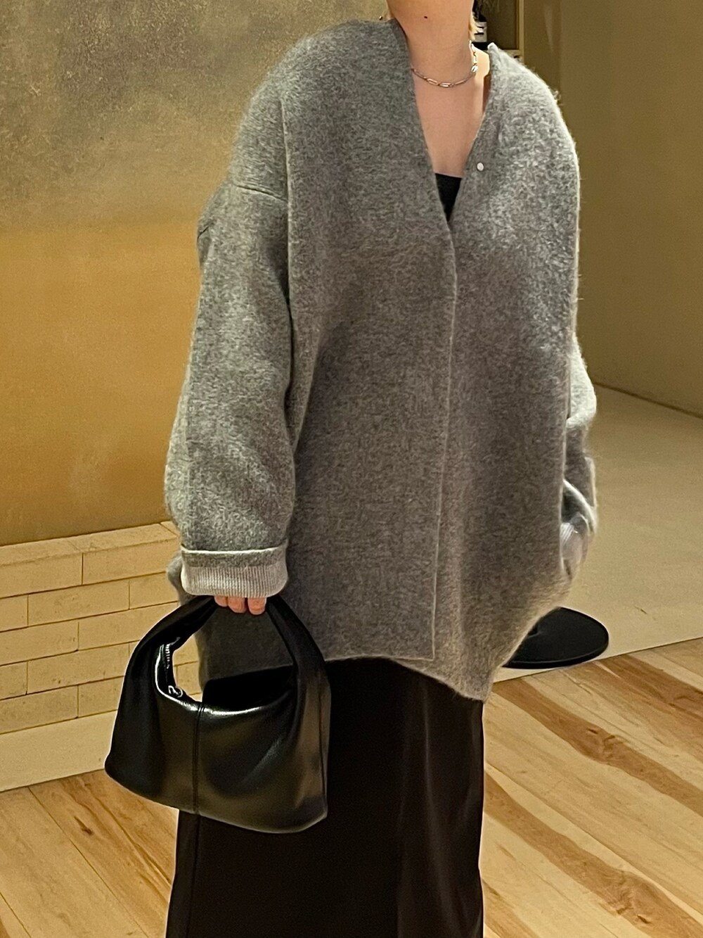 グレー系のカーディガン/ボレロを着用したレディースの冬コーディネートの5枚目の写真