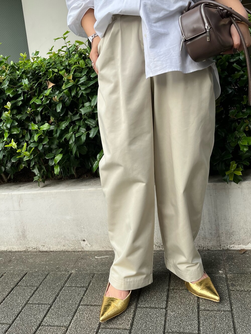 ベージュ系のカーディガン/ボレロ、ホワイト系のシャツ/ブラウス、ホワイト系のその他パンツを着用したレディースの秋コーディネートの8枚目の写真