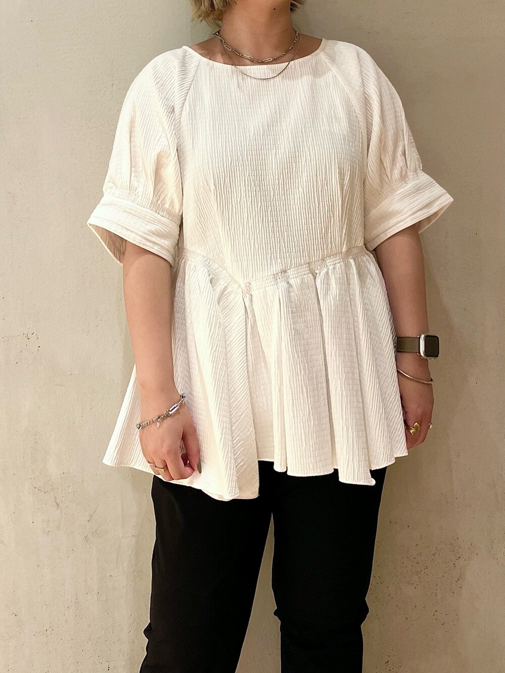 ブラック系のノーカラーコート、ホワイト系のシャツ/ブラウス、ブラック系のスラックスを着用したレディースの夏コーディネートの7枚目の写真