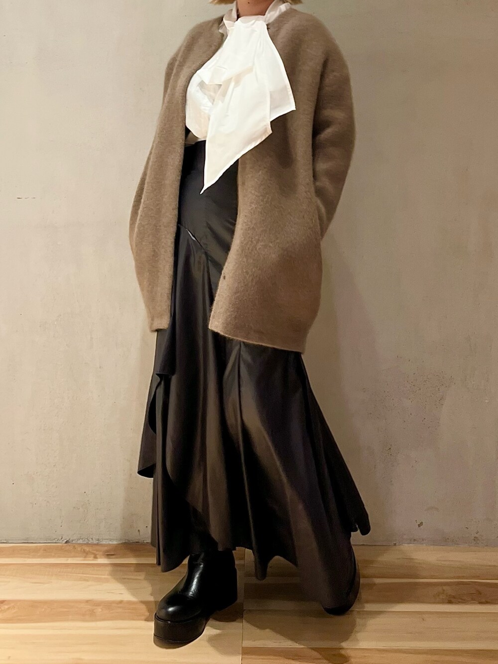 ホワイト系のシャツ/ブラウス、ブラック系のスカート、ベージュ系のノーカラージャケットを着用したレディースの秋コーディネートの2枚目の写真