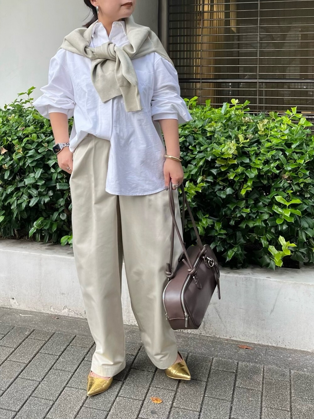 ベージュ系のカーディガン/ボレロ、ホワイト系のシャツ/ブラウス、ホワイト系のその他パンツを着用したレディースの秋コーディネートの5枚目の写真