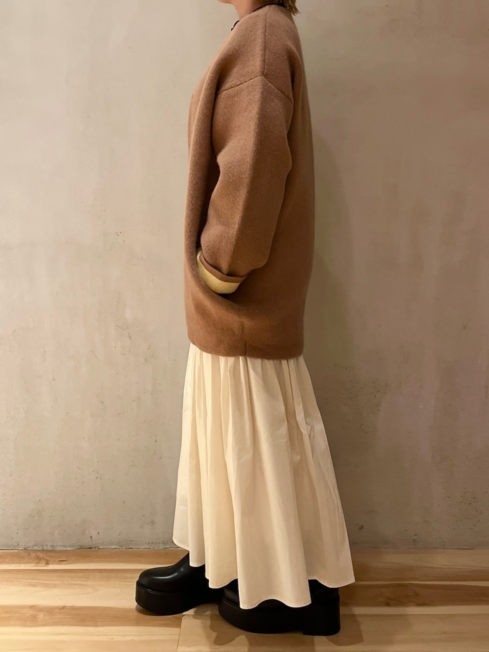 その他のワンピース、ブラック系のブーツ、ブラウン系のノーカラージャケットを着用したレディースの夏コーディネートの2枚目の写真