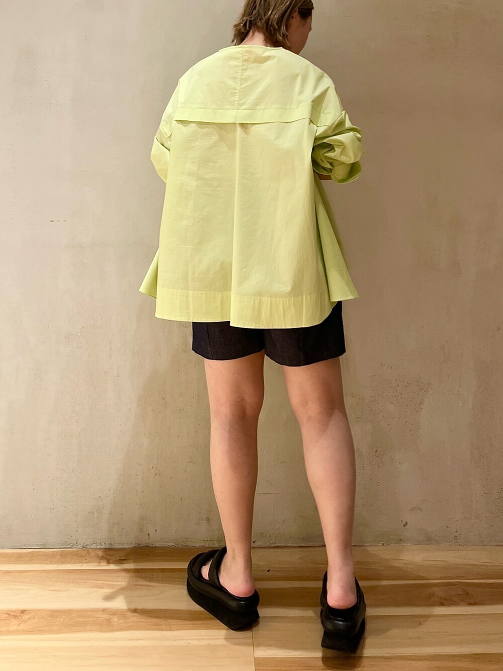 ブルー系のその他パンツ、ブラック系のサンダル、イエロー系のシャツ/ブラウスを着用したレディースの冬コーディネートの3枚目の写真