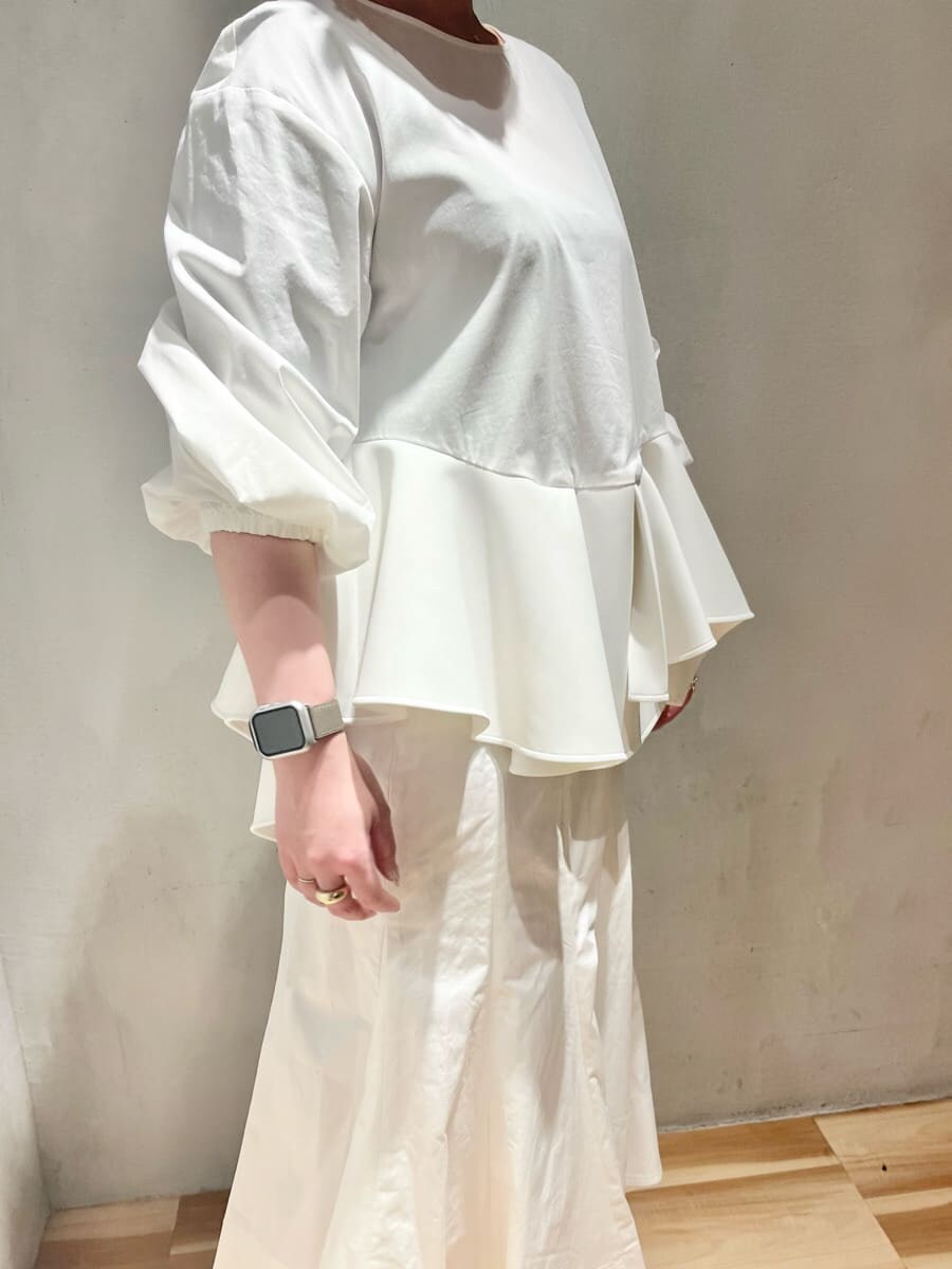 ホワイト系のシャツ/ブラウス、ホワイト系のスカートを着用したレディースの冬コーディネートの6枚目の写真