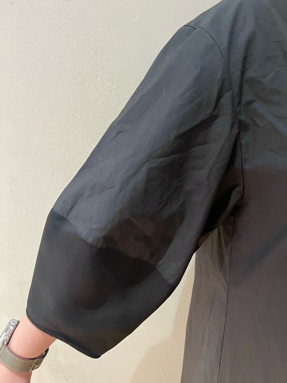 ブラック系のワンピース、ブラック系のブーツを着用したレディースの春コーディネートの5枚目の写真