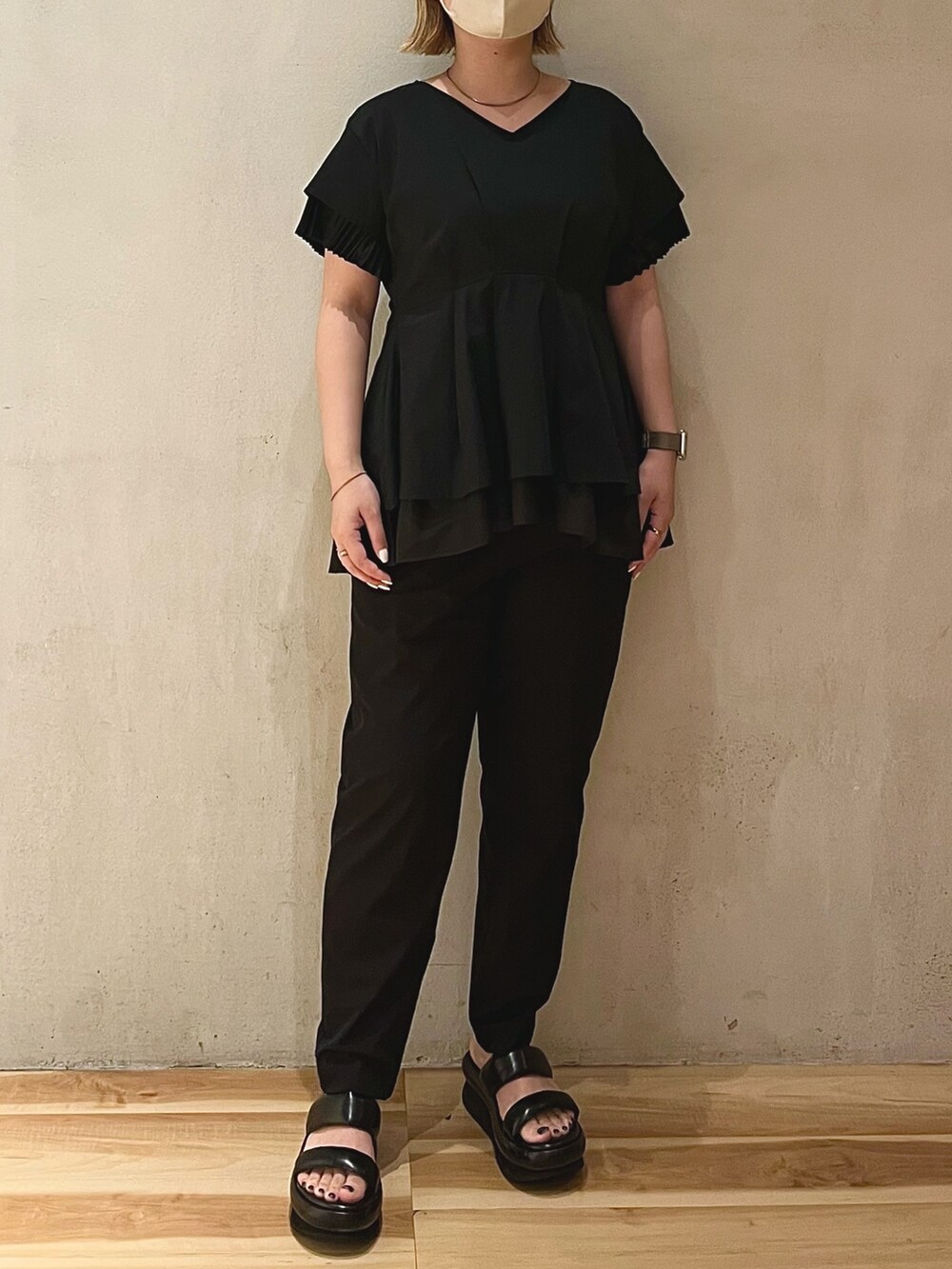 ブラック系のサンダル、ブラック系のシャツ/ブラウス、ブラック系のその他パンツを着用したレディースの夏コーディネートの4枚目の写真