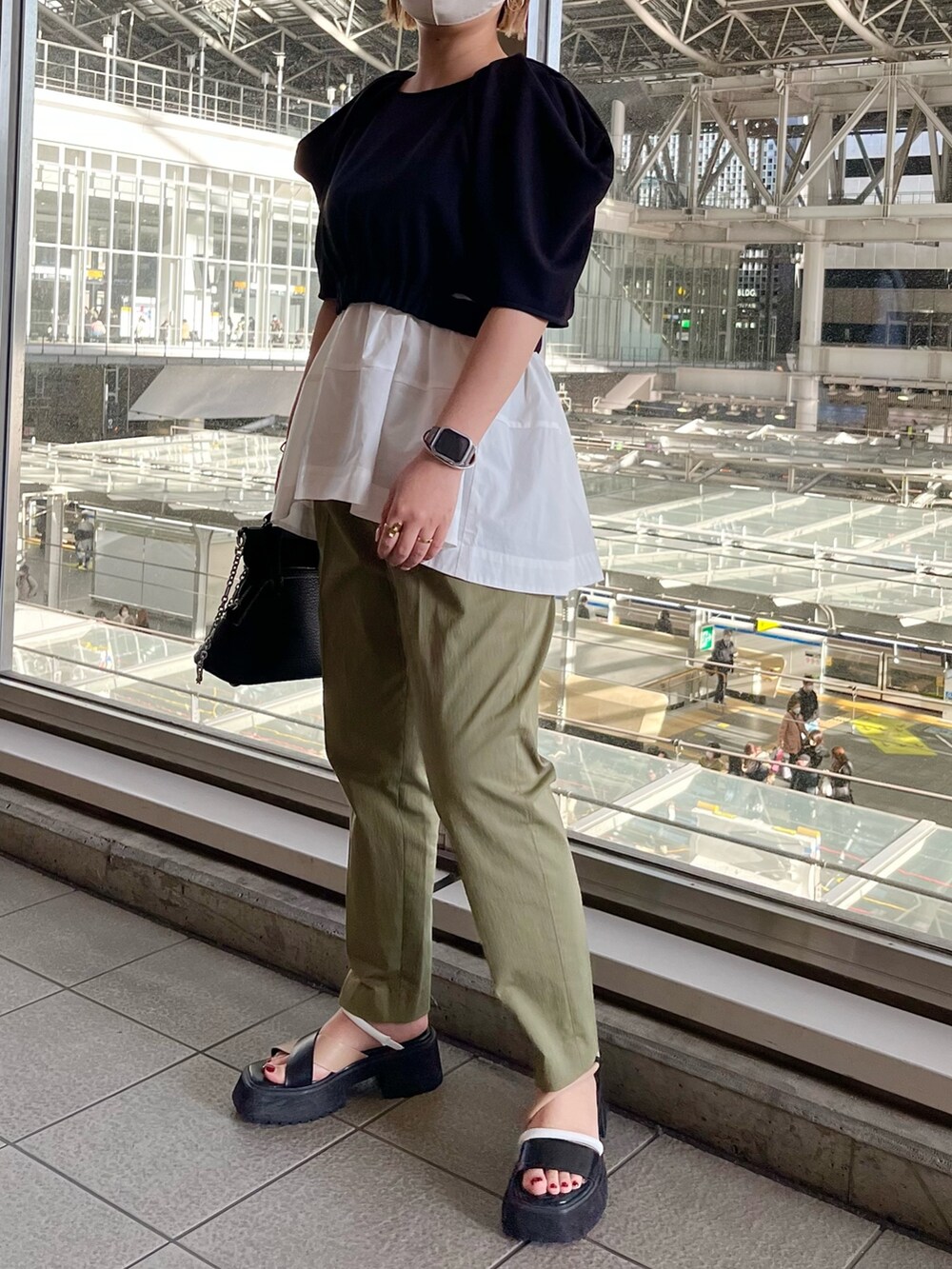 その他のサンダル、グリーン系のその他パンツ、ブラック系のシャツ/ブラウスを着用したレディースの春コーディネートの2枚目の写真