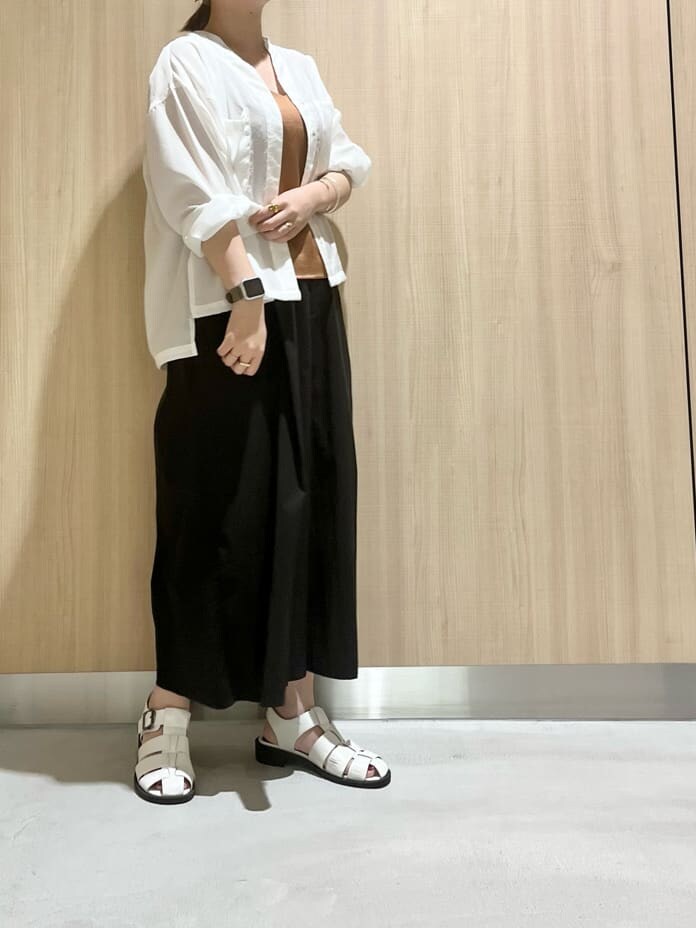 ブラウン系のキャミソール、ホワイト系のシャツ/ブラウス、ブラック系のその他パンツを着用したレディースの春コーディネートの2枚目の写真