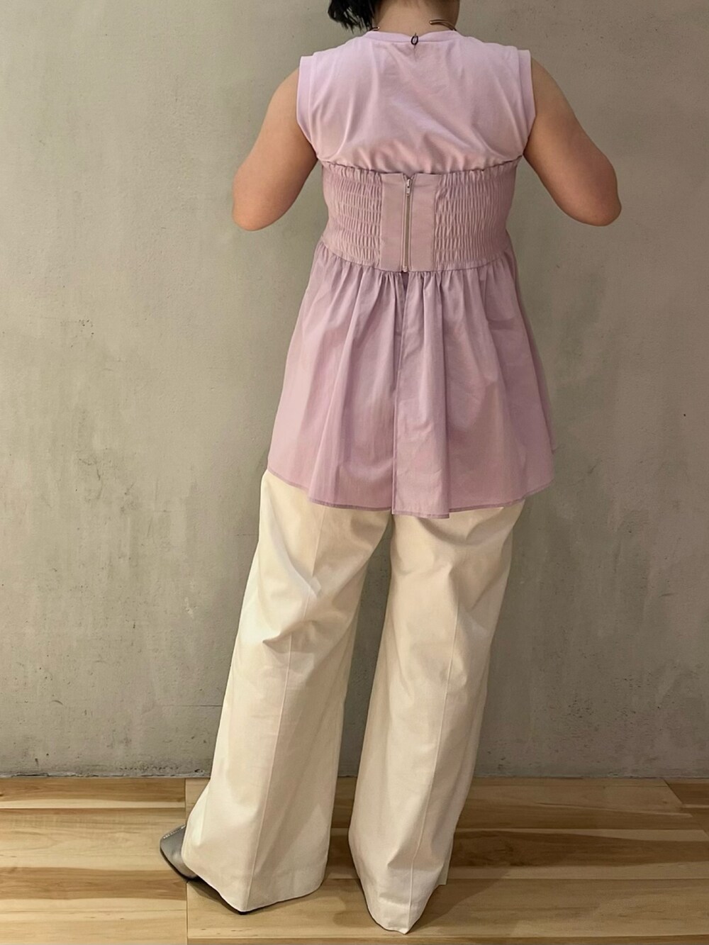 パープル系のタンクトップ、シルバー系のパンプス、ホワイト系のその他パンツを着用したレディースの冬コーディネートの4枚目の写真