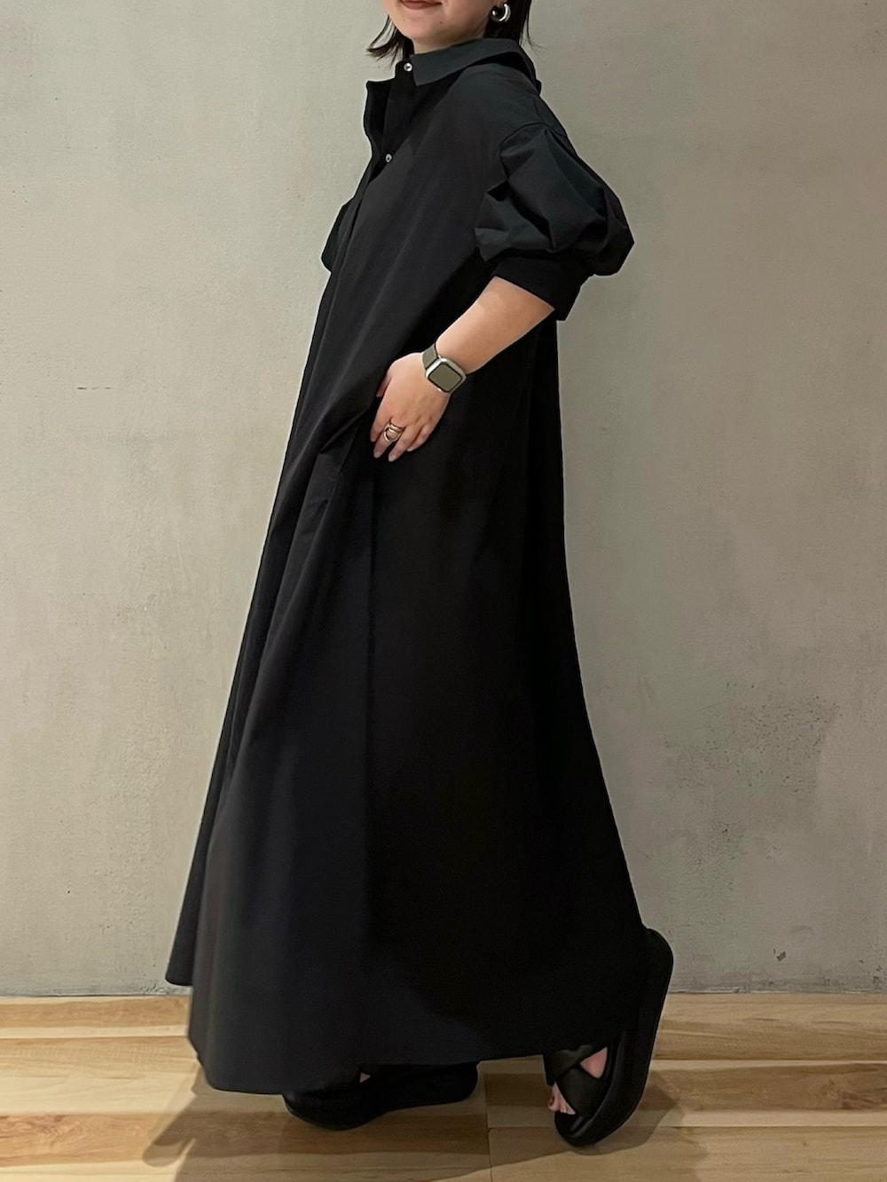 ブラック系のワンピースを着用したレディースの夏コーディネートの2枚目の写真