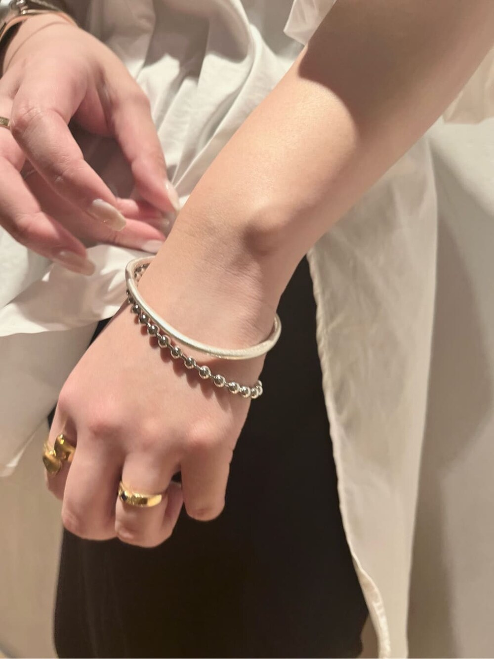 シルバー系のブレスレットを着用したレディースの夏コーディネートの3枚目の写真