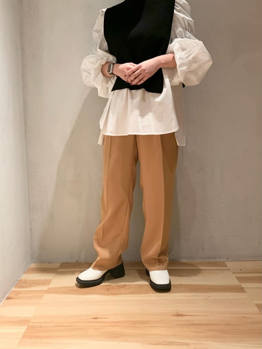 ホワイト系のブーツ、ホワイト系のニット/セーター、イエロー系のその他パンツを着用したレディースの冬コーディネートの2枚目の写真