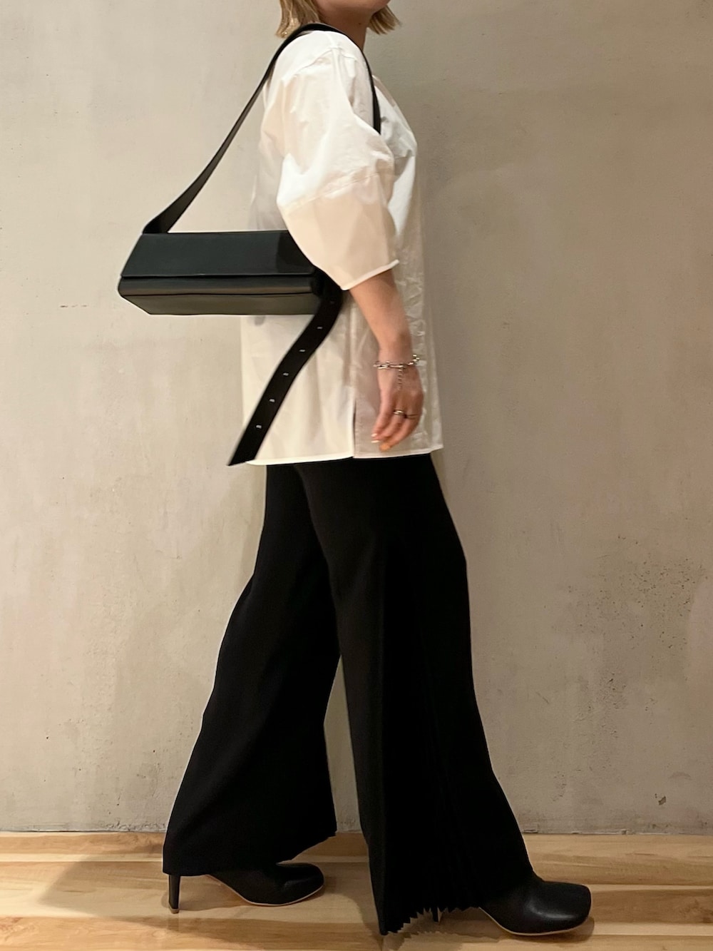 ホワイト系のシャツ/ブラウス、ブラック系のその他パンツ、ブラック系のブーツを着用したレディースの夏コーディネートの5枚目の写真