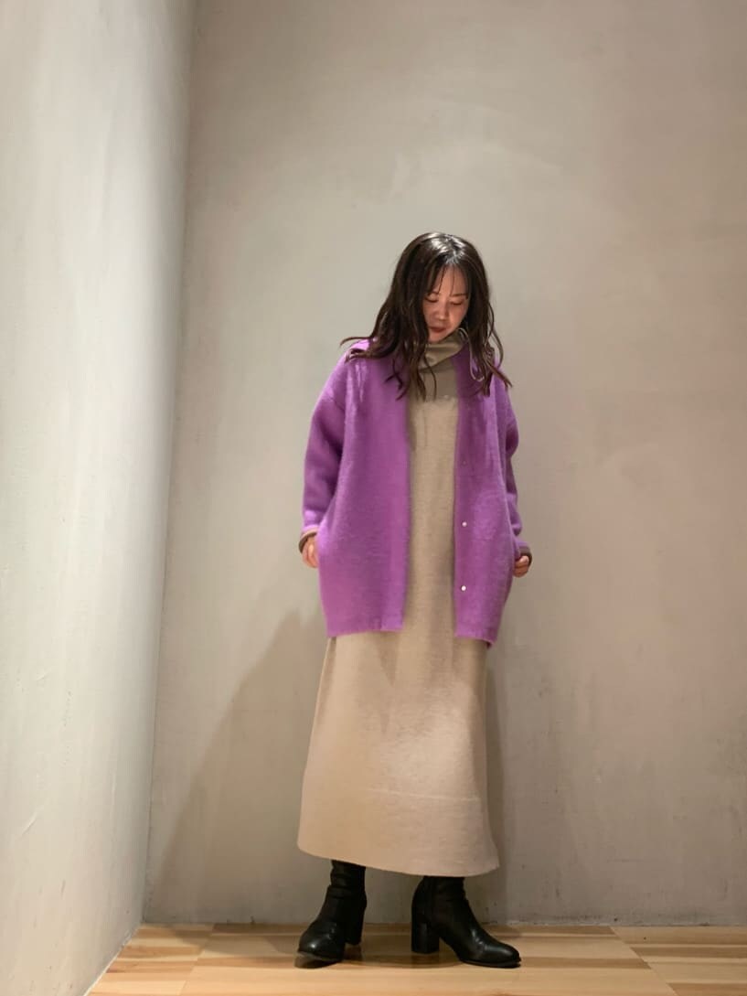 パープル系のカーディガン/ボレロ、ベージュ系のワンピースを着用したレディースの秋コーディネートの2枚目の写真