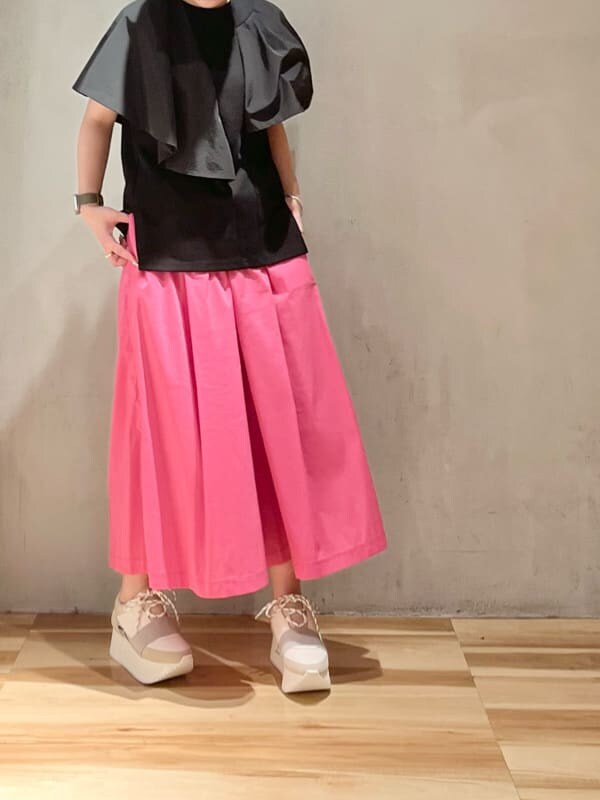 ピンク系のその他パンツ、ブラック系のTシャツ/カットソーを着用したレディースの春コーディネートの2枚目の写真