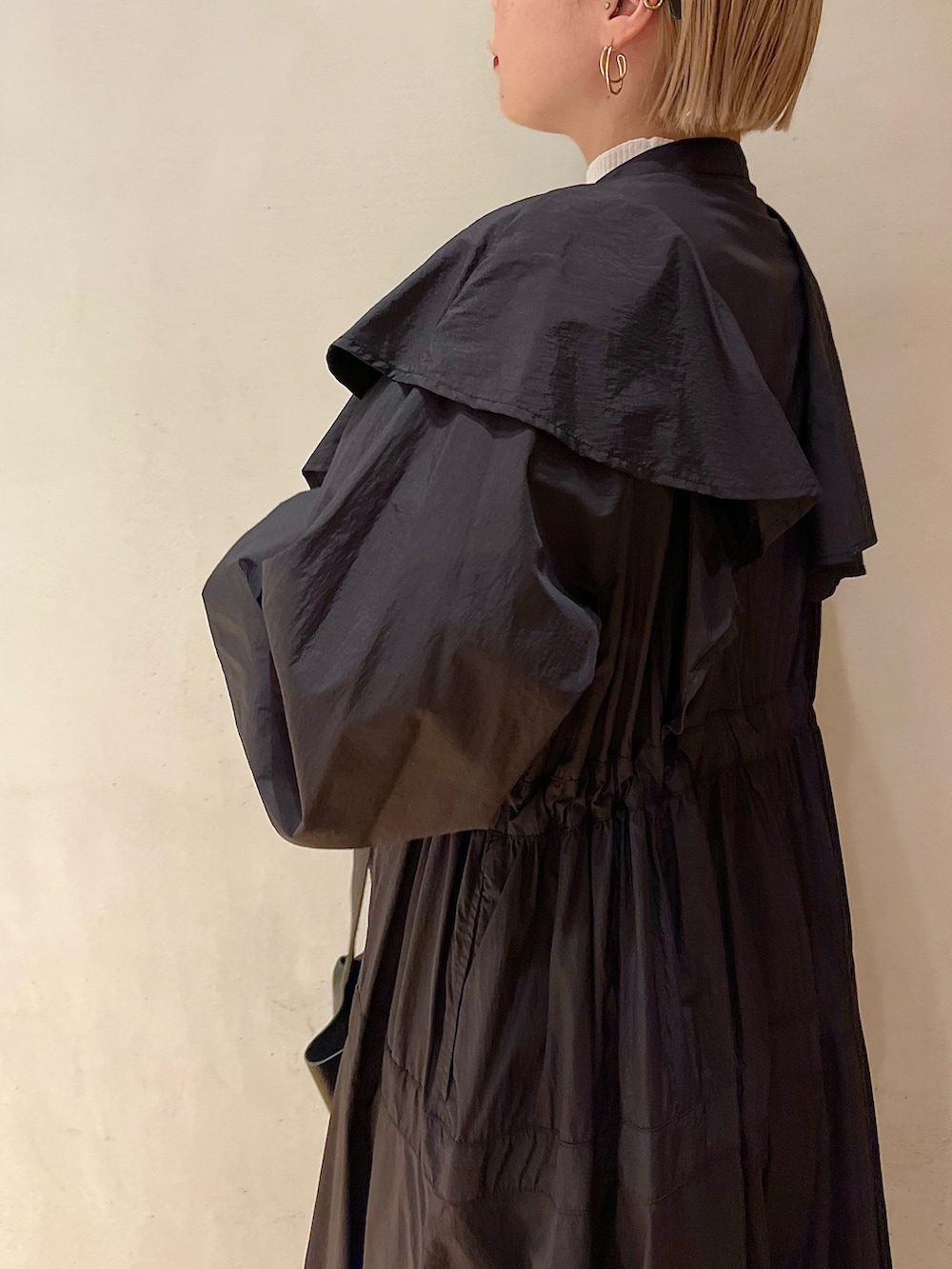 ブラック系のハンドバッグ、ホワイト系のニット/セーター、ピンク系のその他パンツを着用したレディースの冬コーディネートの6枚目の写真