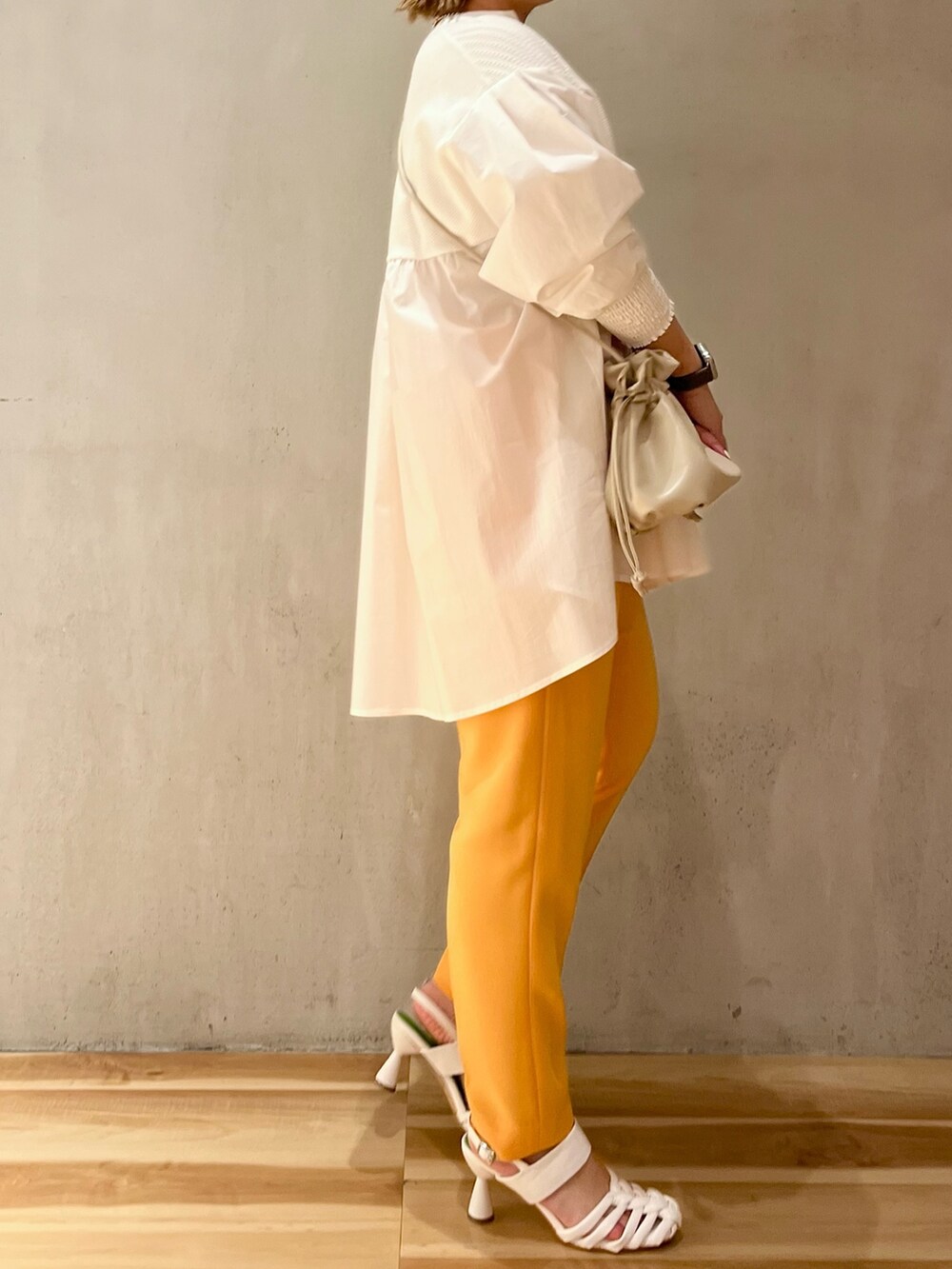 ホワイト系のシャツ/ブラウス、オレンジ系のその他パンツ、ホワイト系のサンダルを着用したレディースの冬コーディネートの2枚目の写真