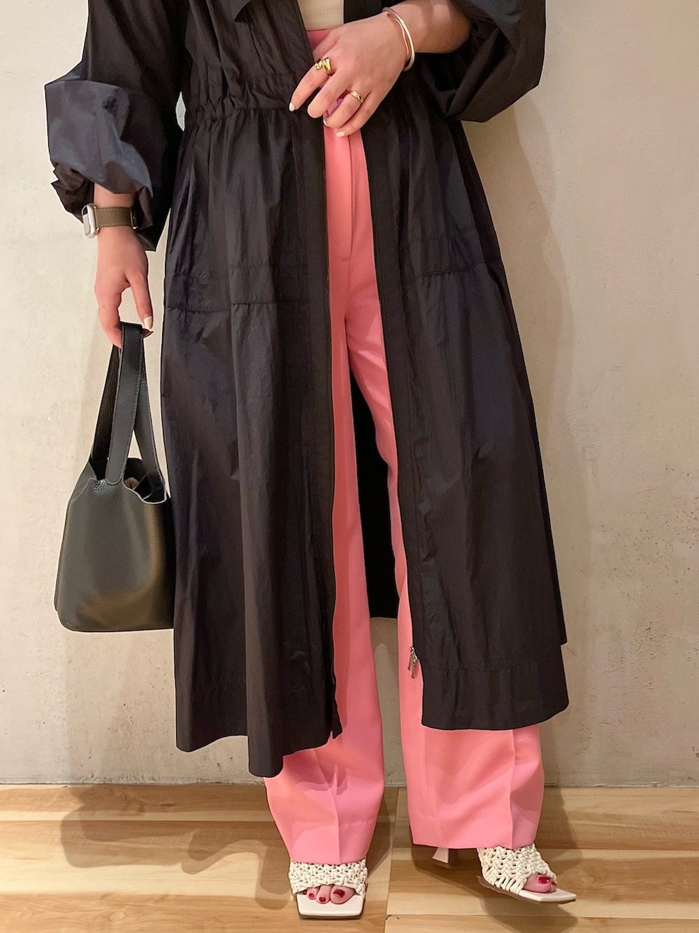 ブラック系のハンドバッグ、ホワイト系のニット/セーター、ピンク系のその他パンツを着用したレディースの冬コーディネートの7枚目の写真