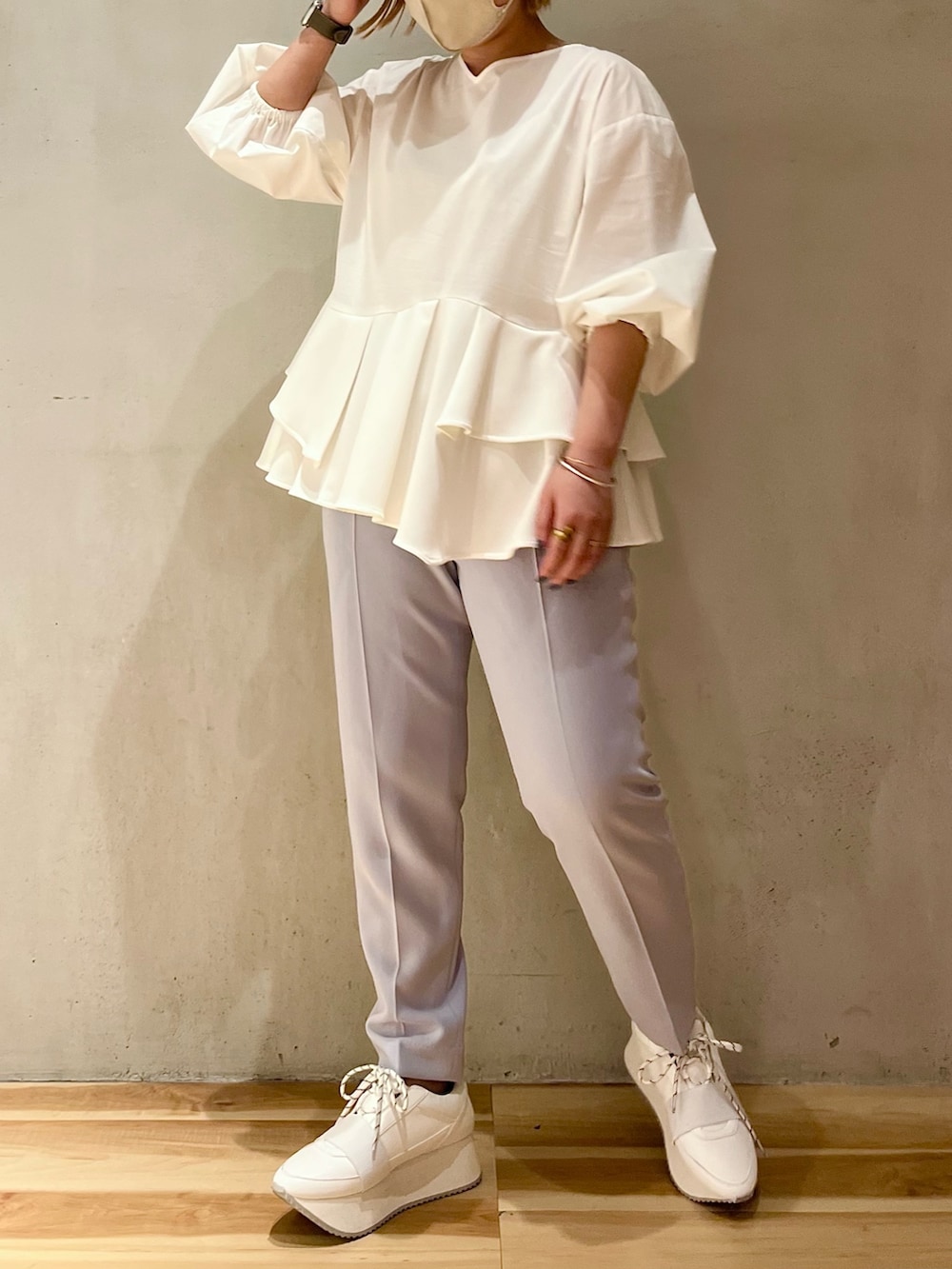 ホワイト系のシャツ/ブラウス、ブルー系のその他パンツ、ホワイト系のスニーカーを着用したレディースの春コーディネートの2枚目の写真