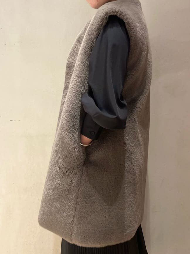 ブラック系のブーツ、ブラック系のワンピース、ブラウン系のその他アウターを着用したレディースの秋コーディネートの7枚目の写真