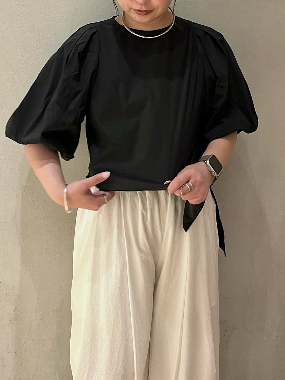 ブラック系のシャツ/ブラウス、ホワイト系のその他パンツ、ブラック系のサンダルを着用したレディースの夏コーディネートの5枚目の写真