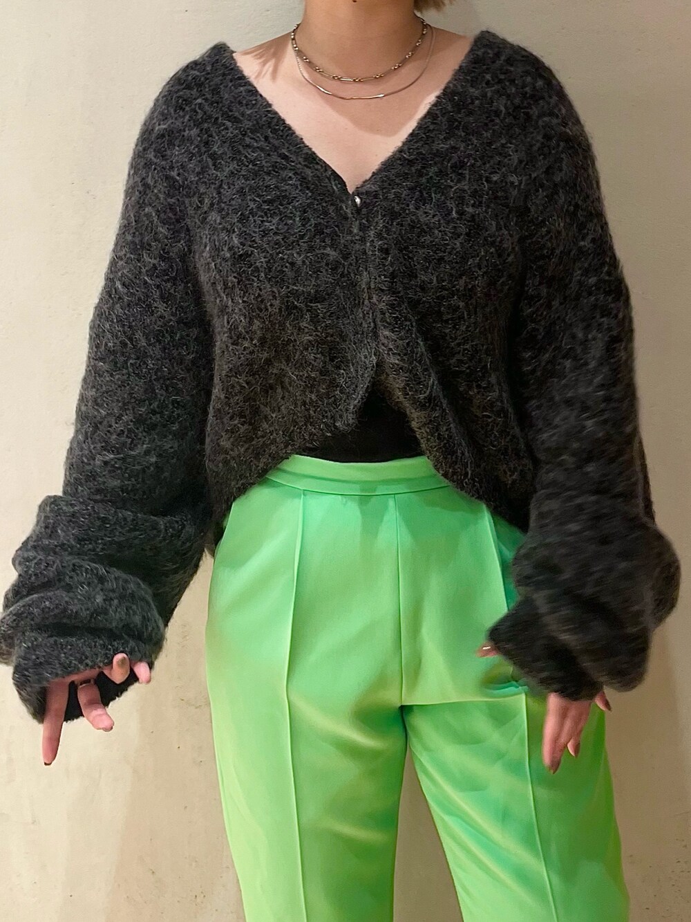 ベージュ系のその他アウター、グレー系のカーディガン/ボレロ、ブラック系のパンプスを着用したレディースの夏コーディネートの9枚目の写真