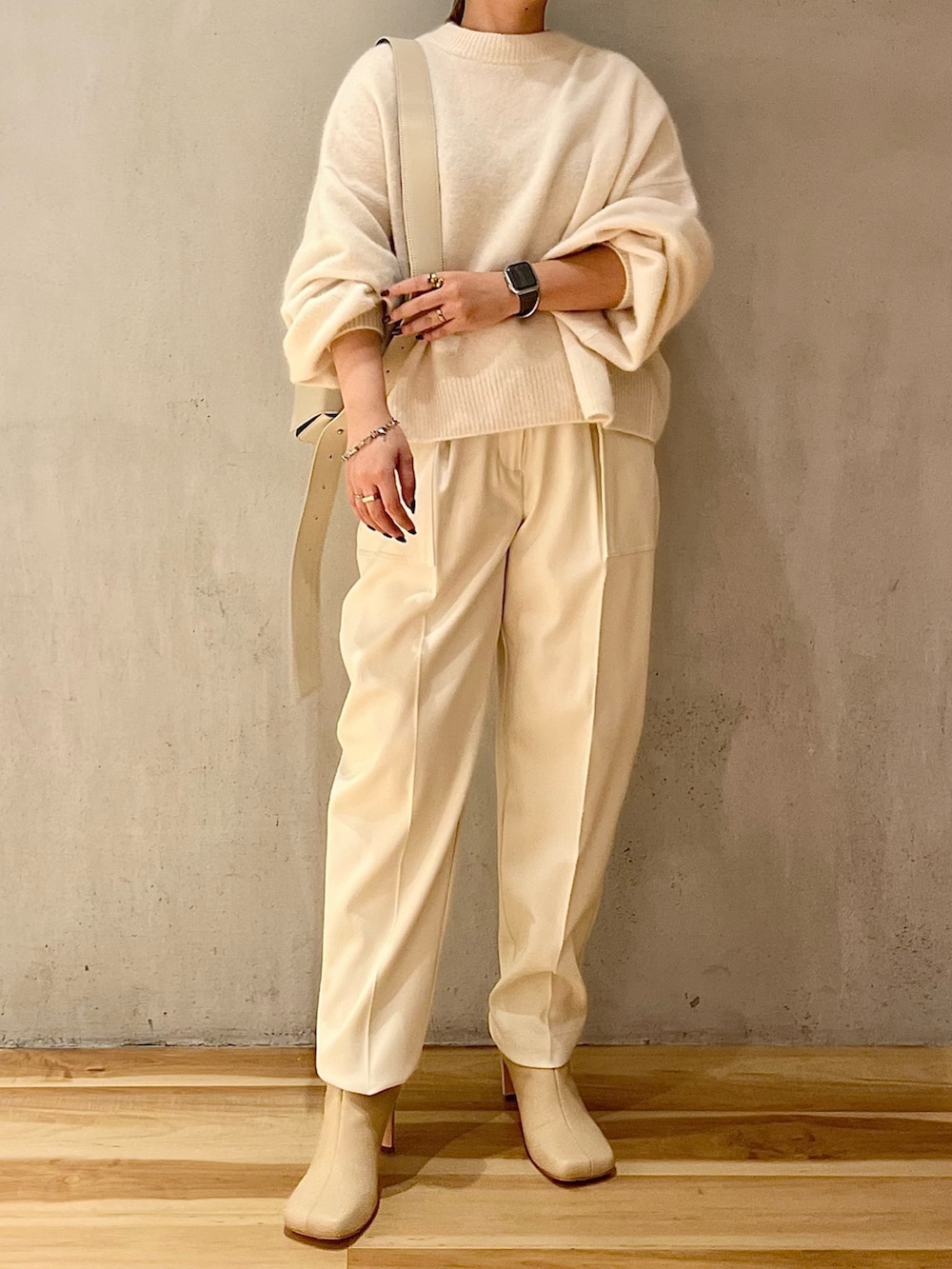 ホワイト系のニット/セーター、ホワイト系のその他パンツ、ベージュ系のブーツを着用したレディースの秋コーディネートの3枚目の写真