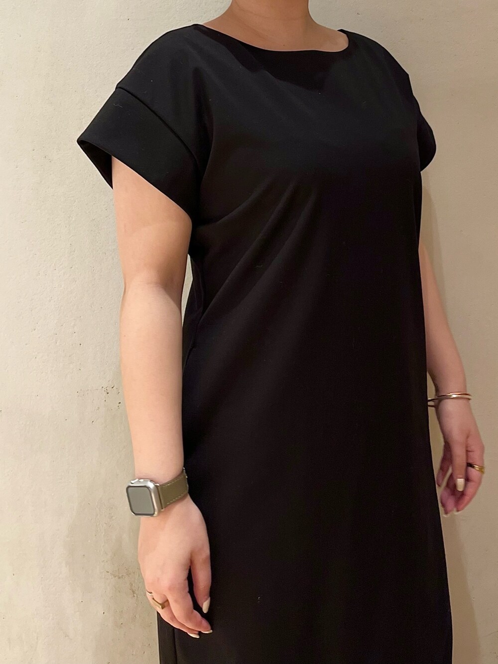 その他のサンダル、ブラック系のワンピースを着用したレディースの春コーディネートの5枚目の写真